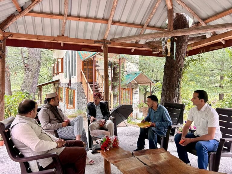 लोक निर्माण मंत्री से मिले विधायक सुरेन्द्र शौरी, बंजार क्षेत्र के विकासात्मक मुद्दे उठाए।