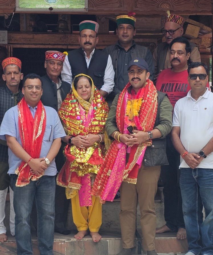 तीर्थन घाटी प्रवास के दौरान लोक निर्माण मंत्री ने सुनीं क्षेत्र की समस्याएं।