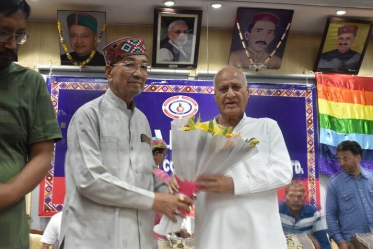 भुट्टिको के कार्यों से प्रभावित हुए कृषि एवं पशुपालन मंत्री प्रो. चन्द्र कुमार चौधरी।