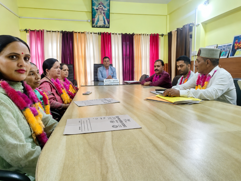 नगर पंचायत बंजार के नवनिर्वाचित पार्षदों ने ली पद एवं गोपनीयता की शपथ, अध्यक्ष-उपाध्यक्ष चुनाव पर बनी हुई है सस्पेंस की स्थिति।